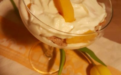 Desert cu bezea și cremă de mascarpone cu ciocolată albă și fruct kaki