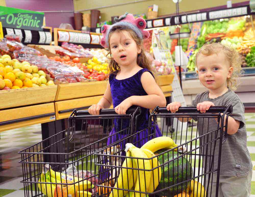 Grocery shopping with kids min