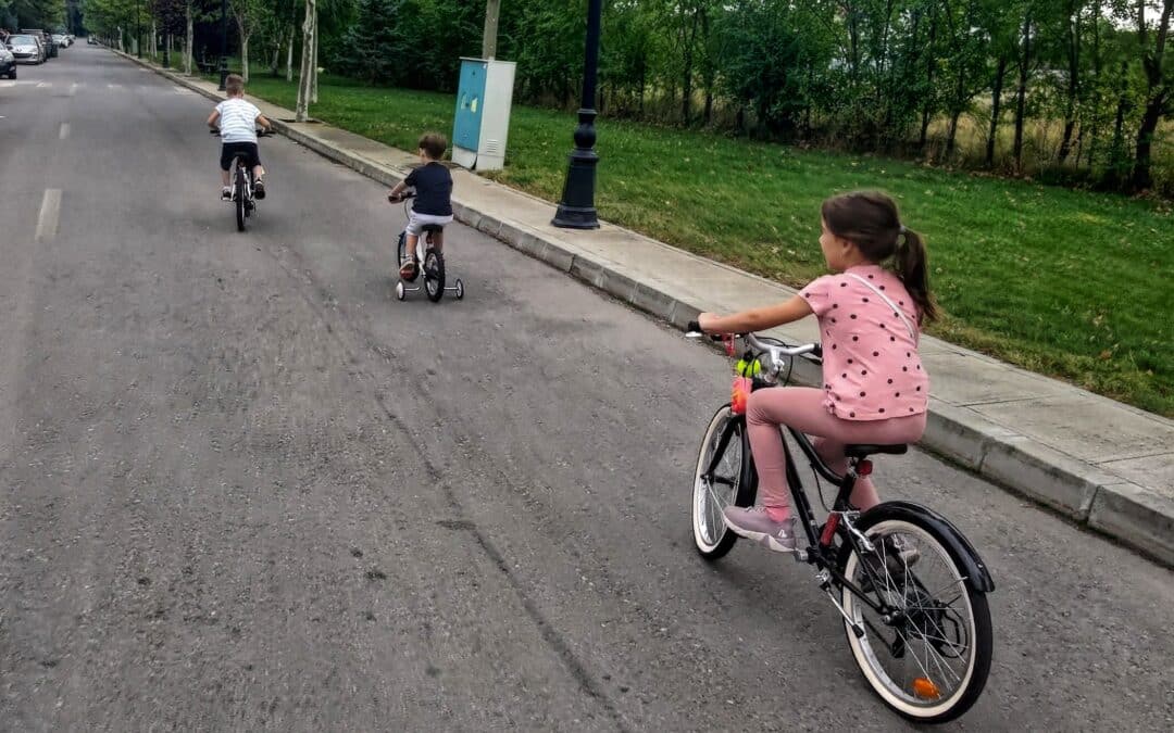 Când copilul refuză să iasă afară și preferă tableta, este o problemă!